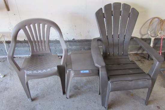 2 PLASTIC OUTDOOR CHAIRS AND END TABLE
