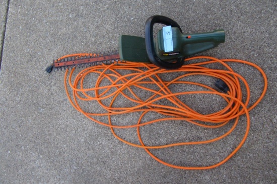 BLACK AND DECKER 18 INCH ELECTRIC HEDGE TRIMMERS WITH EXTENSION CORD