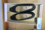LADIES LEATHER NAVY BLUE SHOES. SIZE 5-1/2