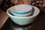 PYREX MIXING BOWLS. 2 SMALL, 1 MEDIUM