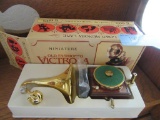 MINIATURE OLD FASHIONED VICTROLA WITH BOX BY POYNTER PRODUCTS NUMBER 439