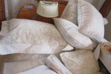 COMFORTER SET WITH PILLOWS AND ASSORTED SHEETS
