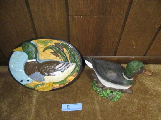 PAIR OF BATTERY OPERATED DECORATIVE PLAQUES AND STATUES