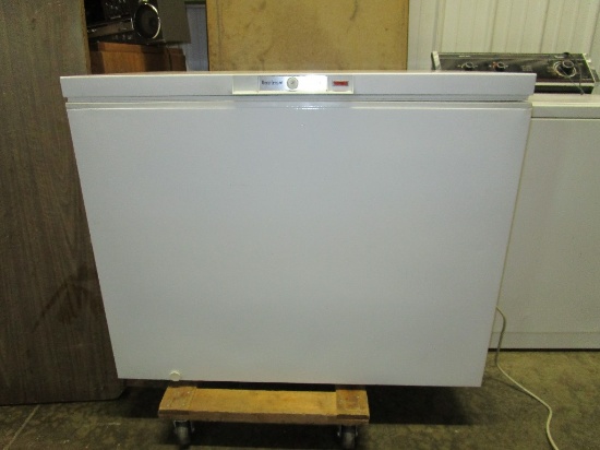 AMANA DEEP-FREEZE CHEST FREEZER. MODEL AC101KW