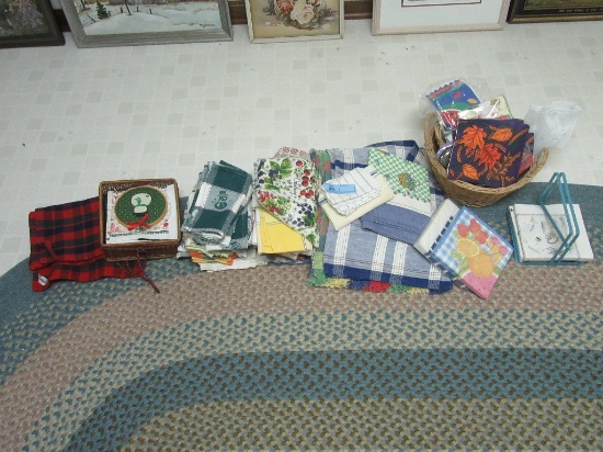 LOT OF COLORFUL PLACEMATS AND NAPKINS. SEASONAL ITEMS.
