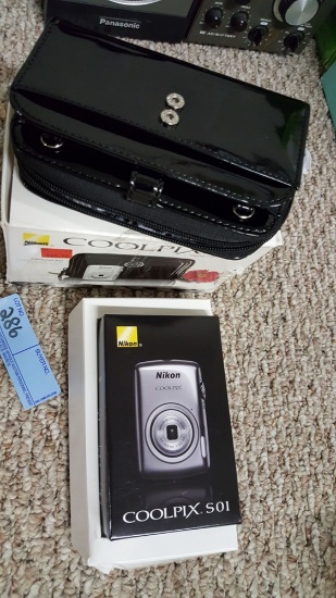 COOLPIX CAMERA WITH CARRYING PURSE