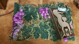 DECORATIVE CERAMIC VASE WITH GRAPE TABLE RUNNER