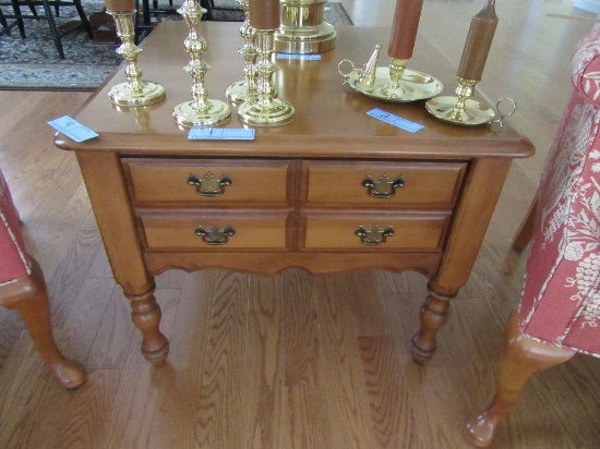 EARLY AMERICAN STYLE END TABLE