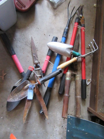 YARD AND GARDEN HAND TOOLS