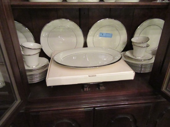 LENOX SOLITAIRE DINNERWARE. SERVICE FOR 8+