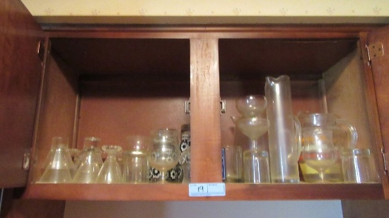 KITCHEN CUPBOARD OF GLASS BEVERAGE PITCHER, ASSORTED WINE GLASSES, AND DRIN