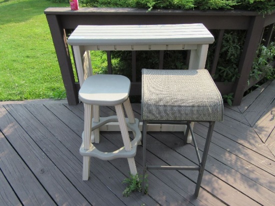 SMALL PLASTIC BAR AND BAR STOOL WITH OTHER METAL BAR STOOL