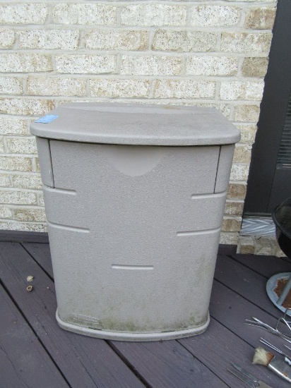 PLASTIC RUBBERMAID OUTDOOR TRASH CAN