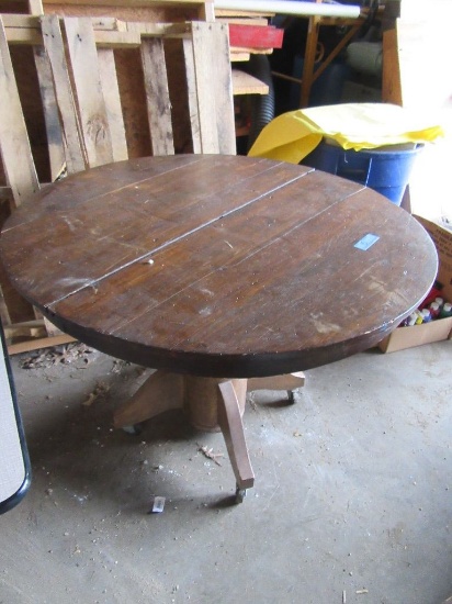 ROUND OAK TABLE WITH PEDESTAL BASE