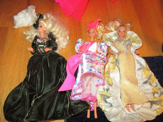 3 ASSORTED BARBIES AND ONE EXTRA DRESS