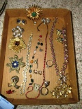 DECORATIVE PINS. 50'S JEWELRY. COSTUME RINGS
