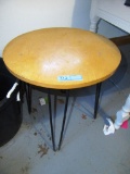 WOOD WITH METAL LEGS ROUND TABLE