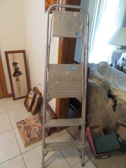 ALUMINUM LADDER