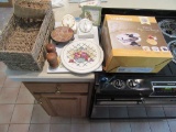 VARIETY OF KITCHEN ITEMS - TIMERS, HOT PLATE, CUTTING BOARD, AND ETC