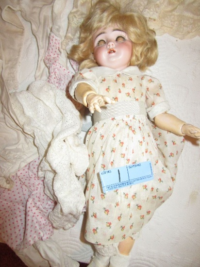 VINTAGE DOLL WITH OPEN AND CLOSE EYES, JOINTED APPENDAGES. NOT PERFECT