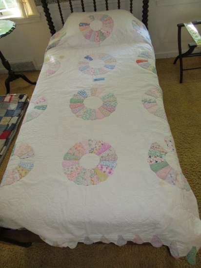 MATCHING DRESDEN PLATE DESIGN QUILT FOR TWIN BEDS