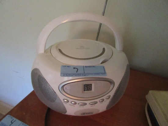 GPX COMPACT DISC PLAYER WITH AM FM RADIO