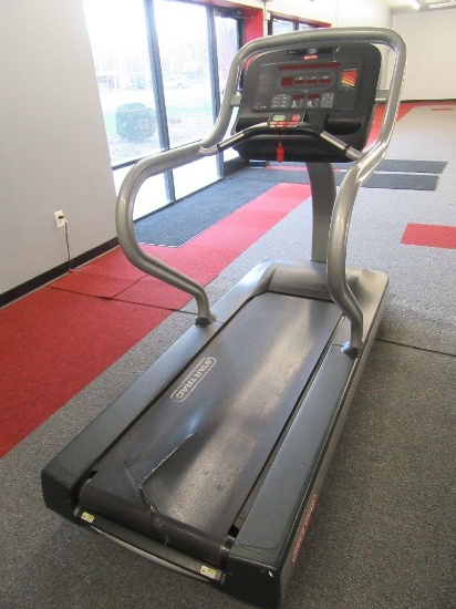 STAR TRAC E TR TREADMILL. HAS DAMAGE TO BELT