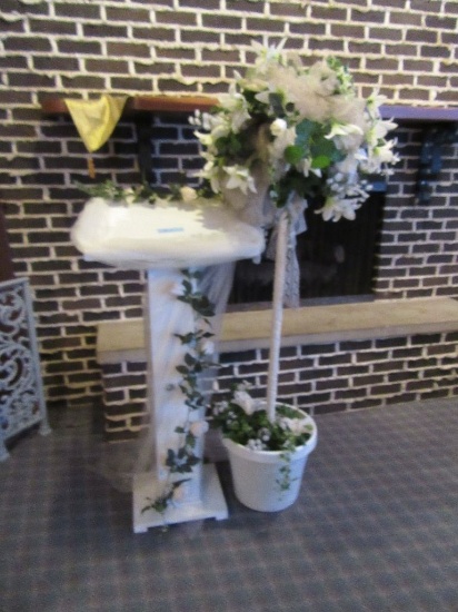 PODIUM WITH ROSE GARLAND AND LARGE FLORAL ARRANGEMENT. 33X45