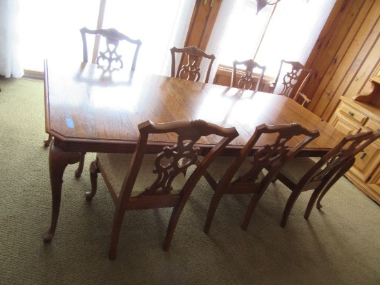 OAK TABLE WITH 2 LEAVES, 6 CHAIRS, AND 2 HOST CHAIRS