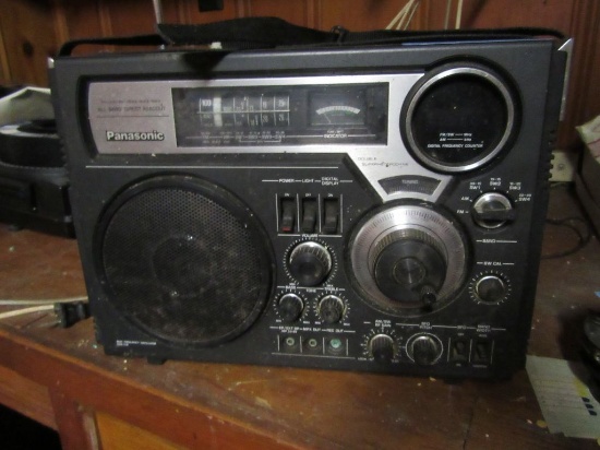 PANASONIC MODEL NUMBER RF-2600 RADIO. MISSING BACK COVER