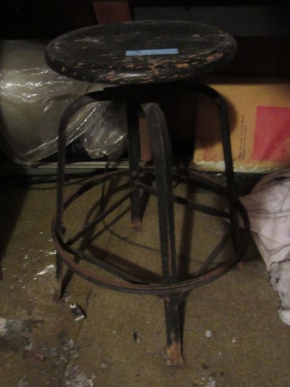 INDUSTRIAL-STYLE STOOL