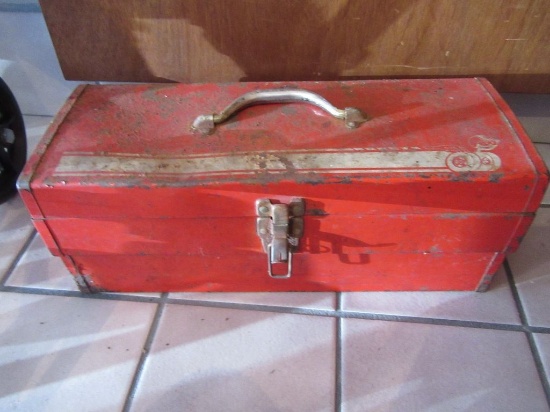 METAL TOOLBOX WITH MISCELLANEOUS SCREWS, ETC