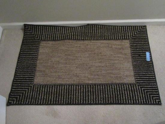 2-1/2 BY 3-1/2 FOOT AREA RUG