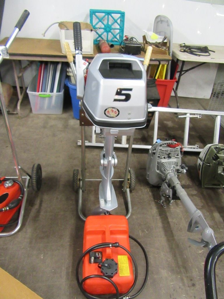HONDA 5 HORSE POWER BOAT MOTOR WITH GAS CAN