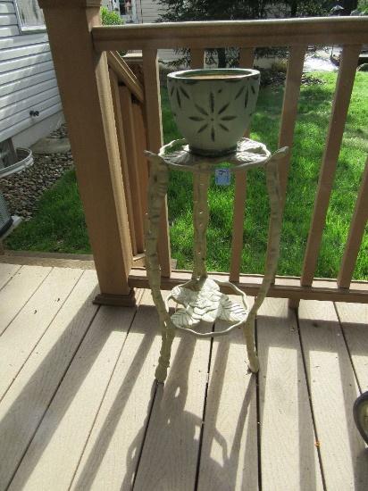 METAL PLANT STAND AND PLANTER