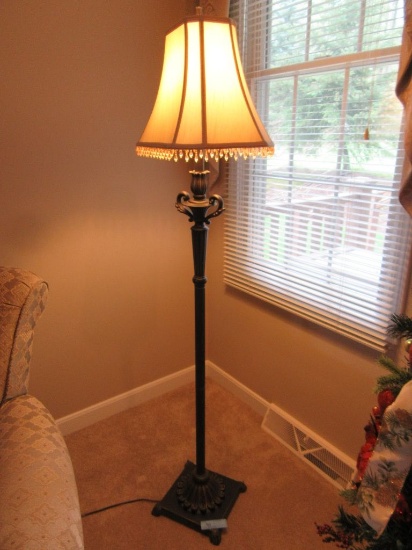 METAL DECORATIVE FLOOR LAMP