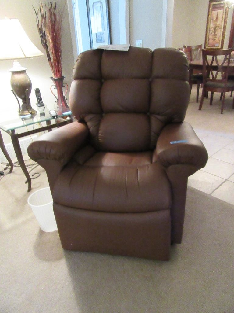 STELLAR MEDIUM TO LARGE LIFT CHAIR. BOUGHT NEW IN SEPTEMBER OF 2018