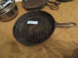 LODGE PERFORATED CAST IRON SKILLET