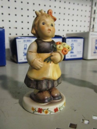 GOEBEL FIGURINE  PRETTY POSIE 2174/A