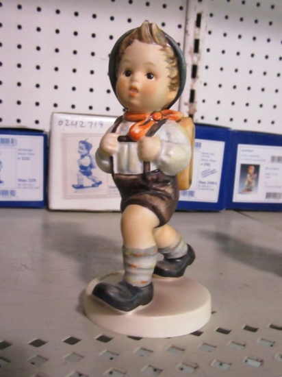 GOEBEL FIGURINE SCHOOLBOY 82/0