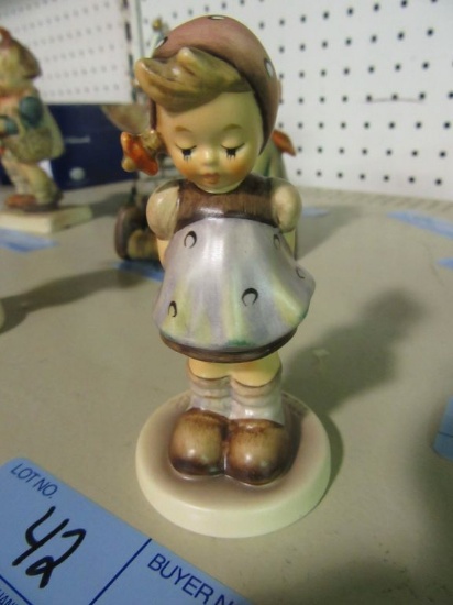 GOEBEL FIGURINE PRETTY PLEASE 489