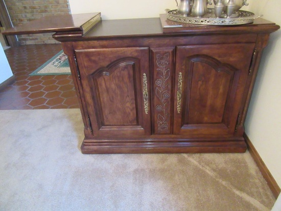 CARVED FRONT SERVER BY HICKORY MANUFACTURING