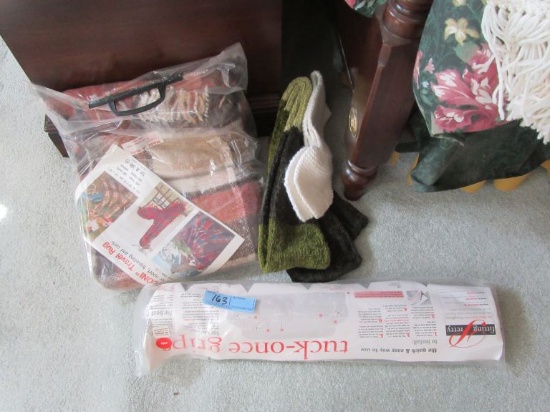TUCK ONCE GRIPS. TRAVEL RUG AND SCARF