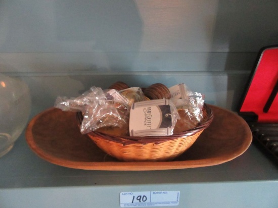 METAL AND WOODEN NAPKIN RINGS WITH WOODEN CENTERPIECE BOWL