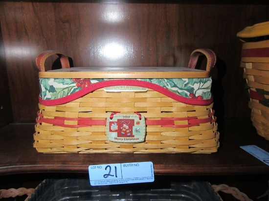 2002 EDITION CHRISTMAS COLLECTION TRADITIONS BASKET WITH LID