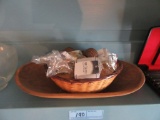 METAL AND WOODEN NAPKIN RINGS WITH WOODEN CENTERPIECE BOWL