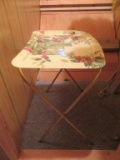 SET OF 4 TRAY TABLES WITH METAL BASES AND PLASTIC TOPS