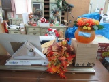 HALLOWEEN HARVEST FLORAL PUMPKIN CENTERPIECE, ROOM TO ROOM CORNER WALL SHEL