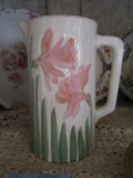 HAND-PAINTED FLORAL PITCHER. NO NAME
