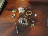 VARIETY OF BROOCHES AND STICK PINS